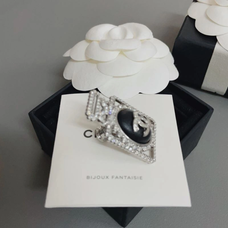 Minimalist Chxnxl Brooches 292727