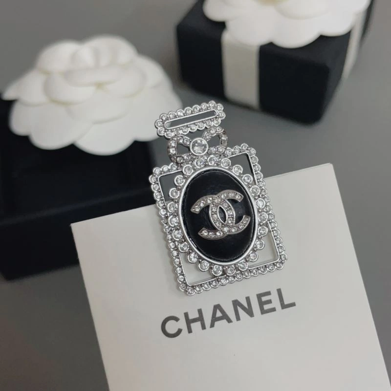 Minimalist Chxnxl Brooches 292727