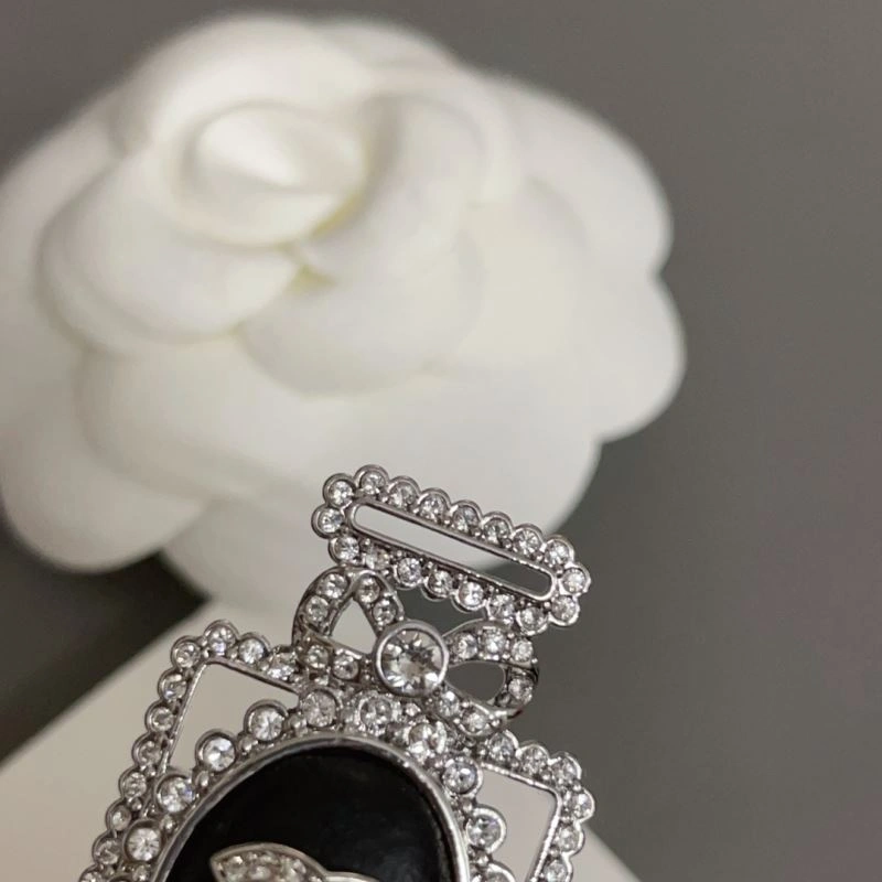 Minimalist Chxnxl Brooches 292727