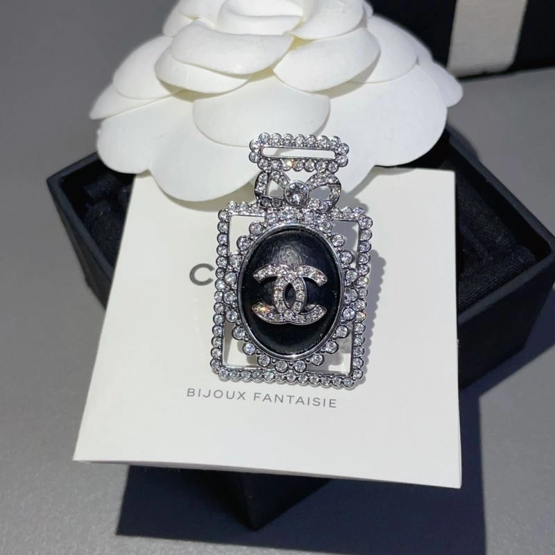 Minimalist Chxnxl Brooches 292727