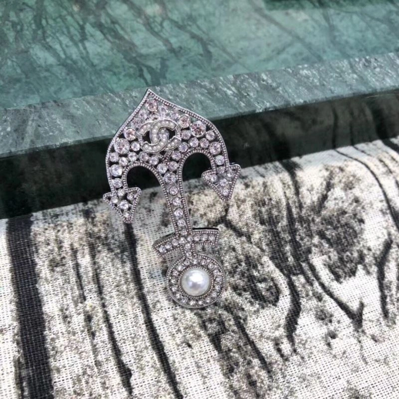 Refined Chxnxl Brooches 292673