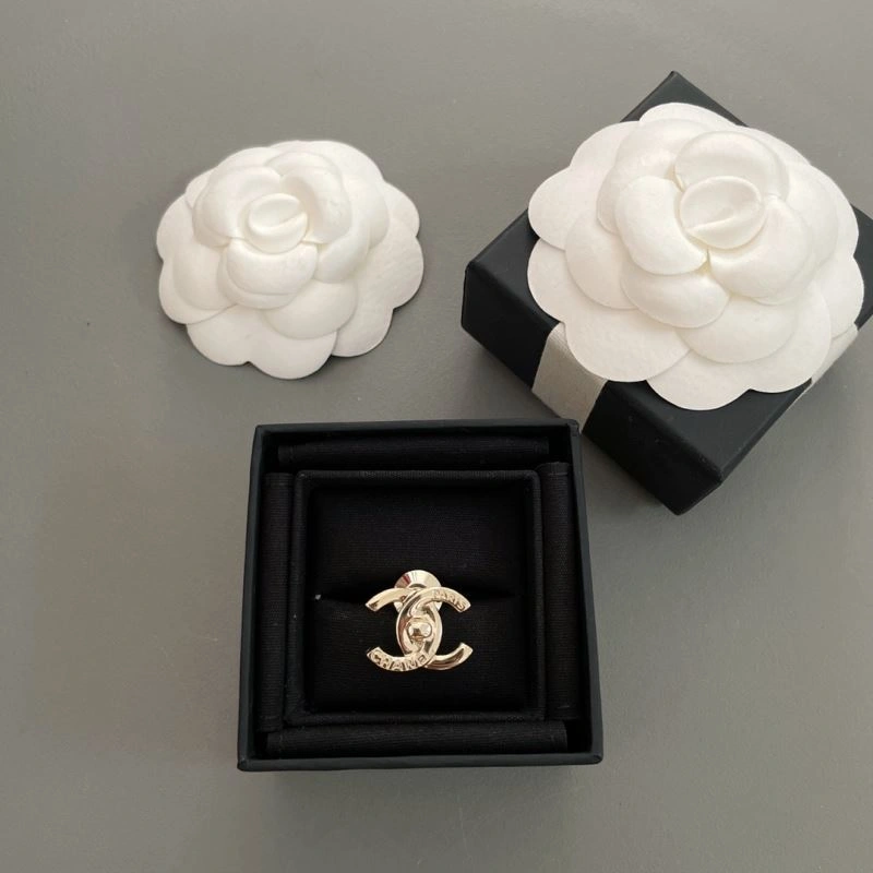 HighQuality Chxnxl Brooches 292661