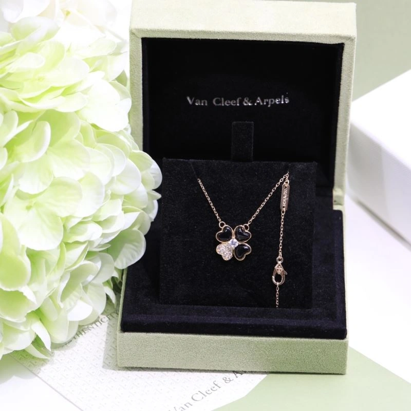 Chxnxl Brooches AllSeason 292516