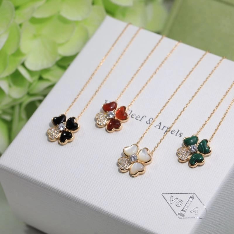 WellDesigned Chxnxl Brooches 292513