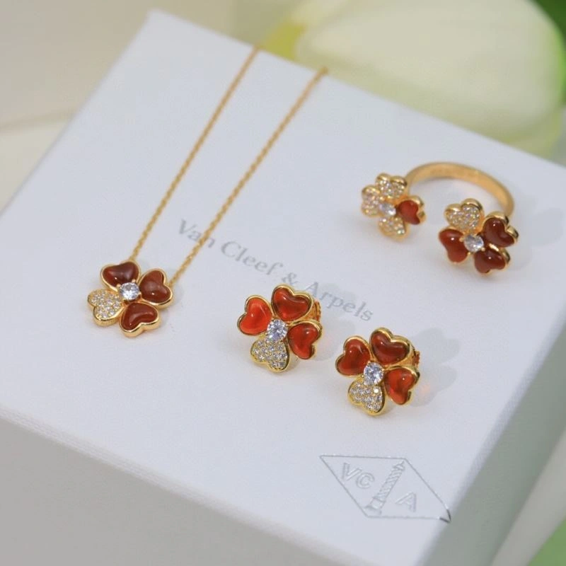 WellDesigned Chxnxl Brooches 292513