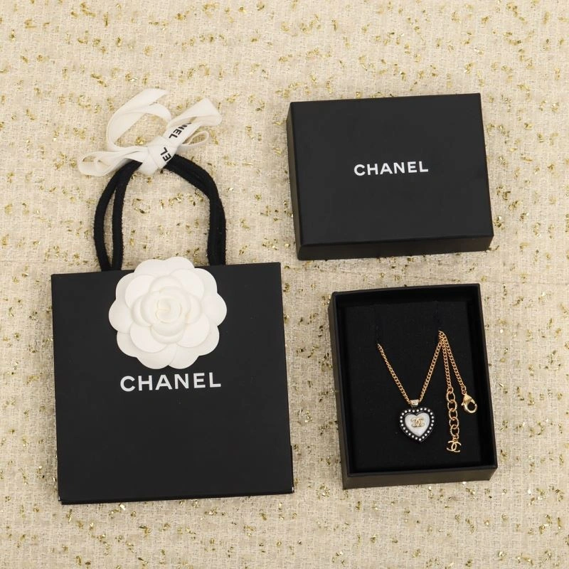 WellDesigned Chxnxl Brooches 292476