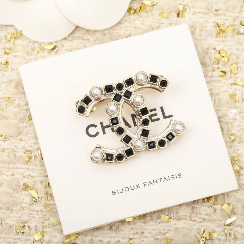 EyeCatching Chxnxl Brooches 292424