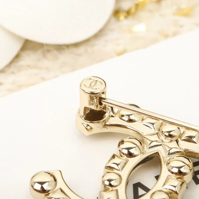 EyeCatching Chxnxl Brooches 292424