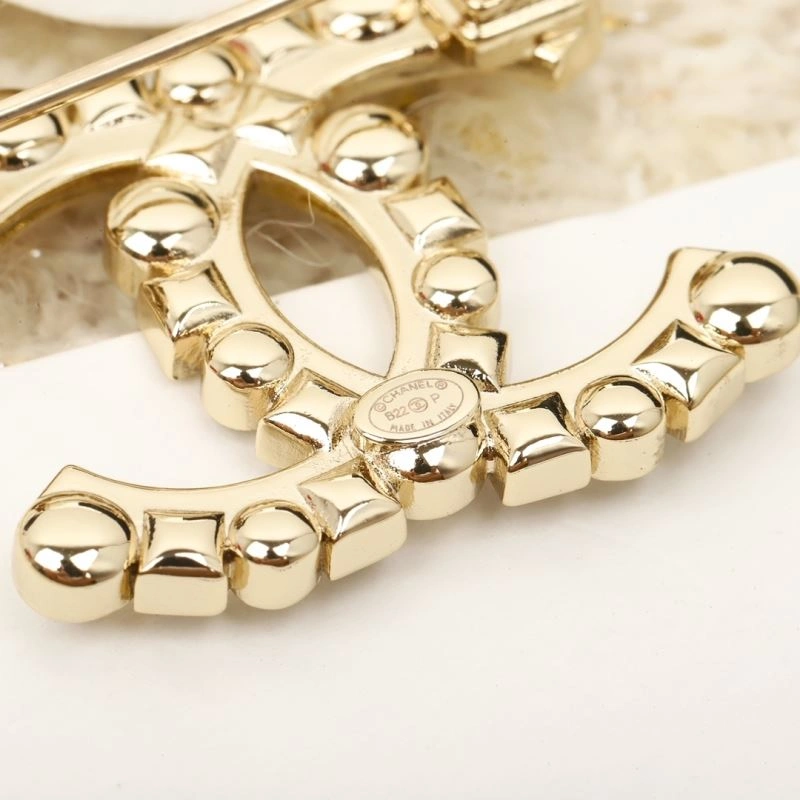 EyeCatching Chxnxl Brooches 292424