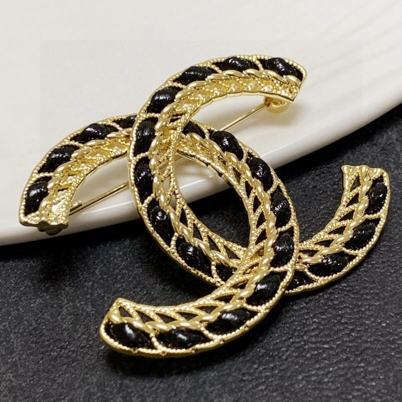 WellDesigned Chxnxl Brooches 292366