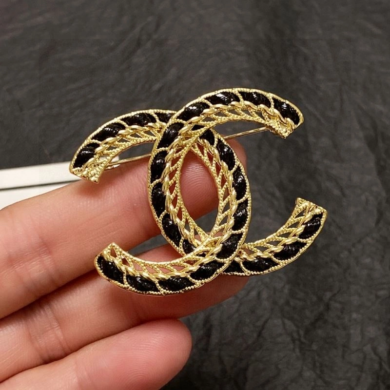 WellDesigned Chxnxl Brooches 292366