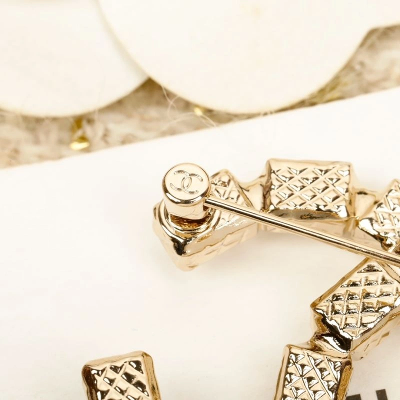 Versatile Chxnxl Brooches 292321