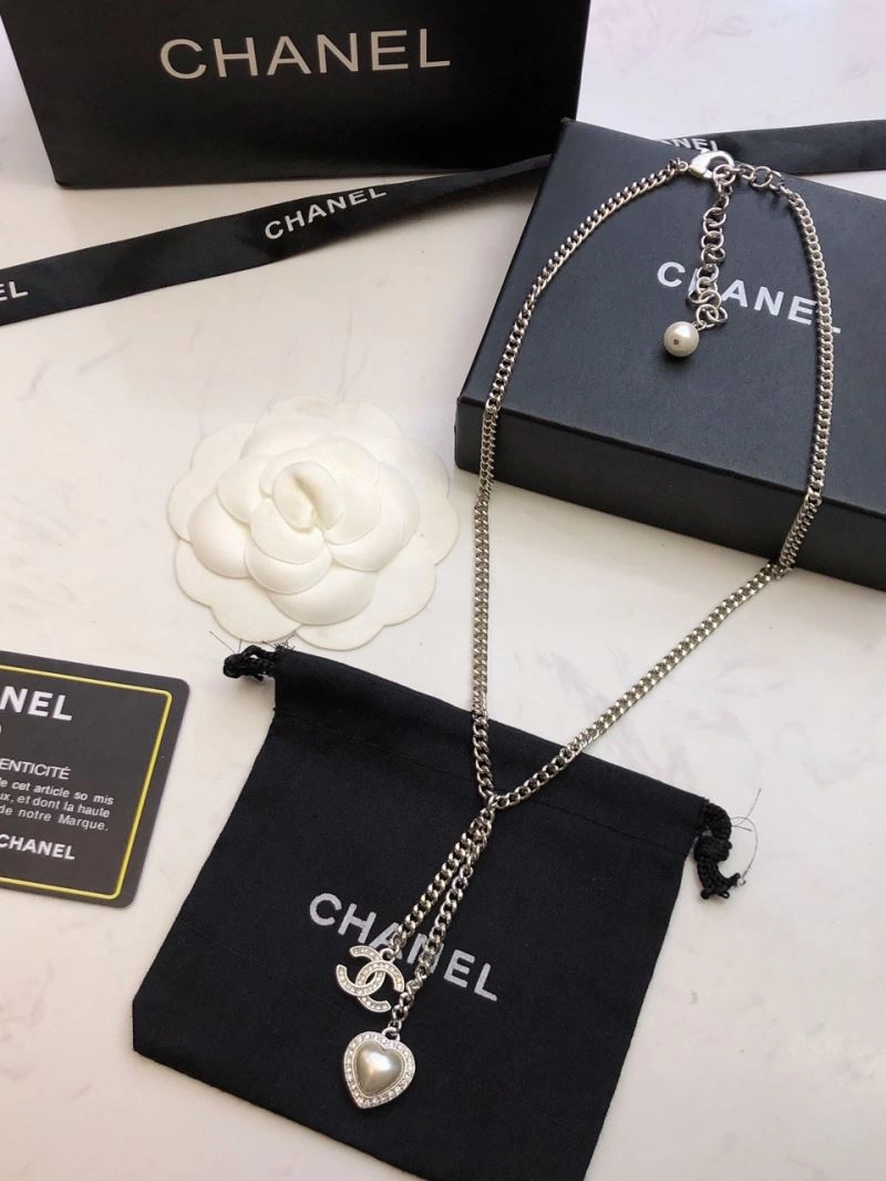 EyeCatching Chxnxl Brooches 292319