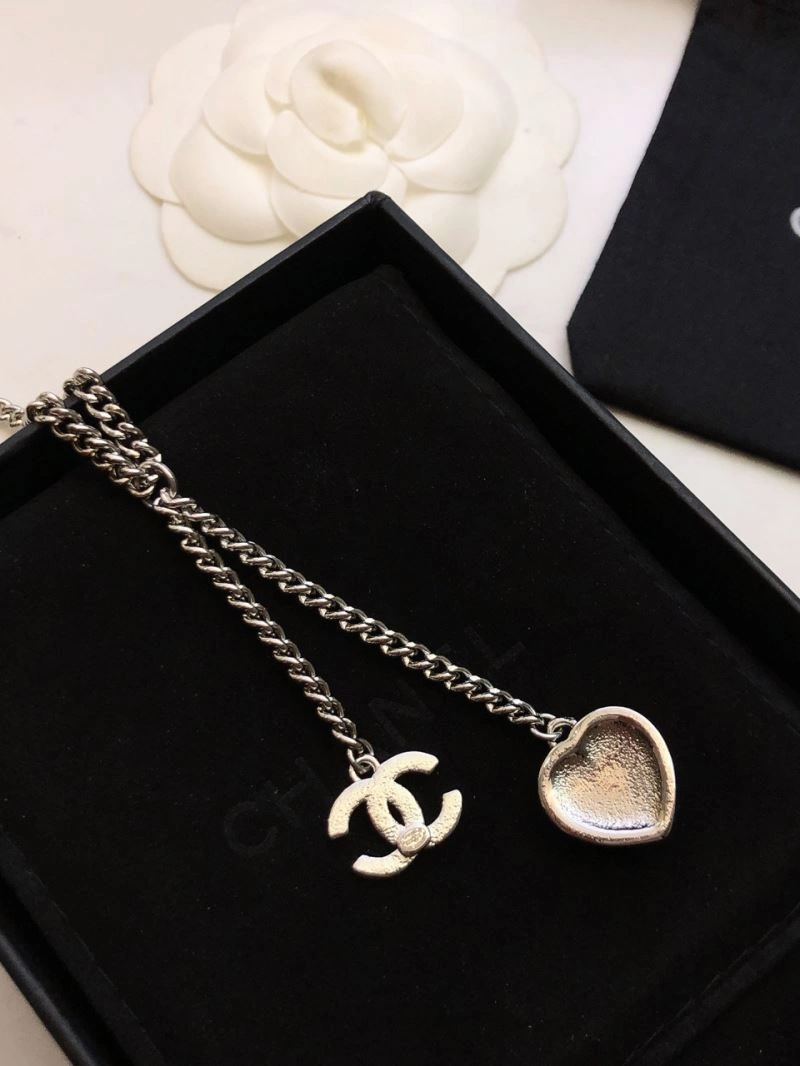 EyeCatching Chxnxl Brooches 292319