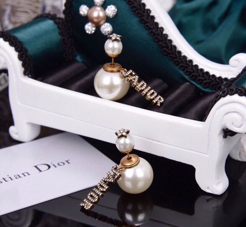 Christian Dxxr Earrings Fashionable 295231