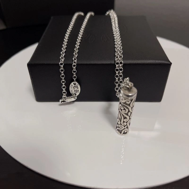 Lightweight Chrxmx Hxxrts Necklaces 300504