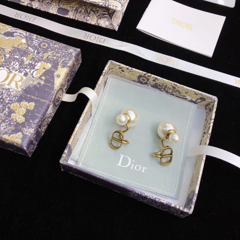 HighQuality Christian Dxxr Earrings 295215