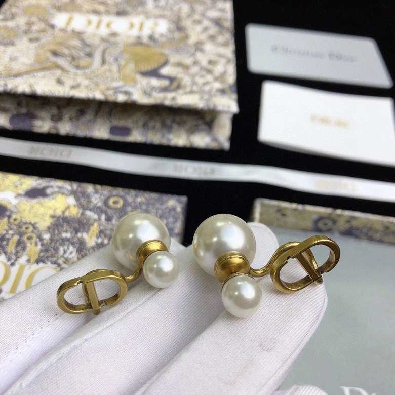 HighQuality Christian Dxxr Earrings 295215