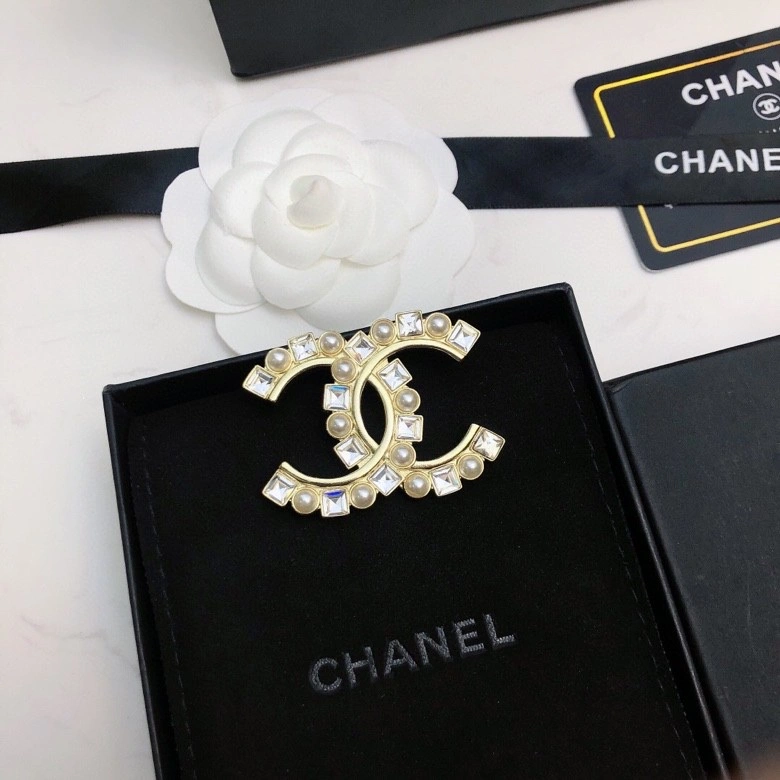 WellDesigned Chxnxl Brooches 292256