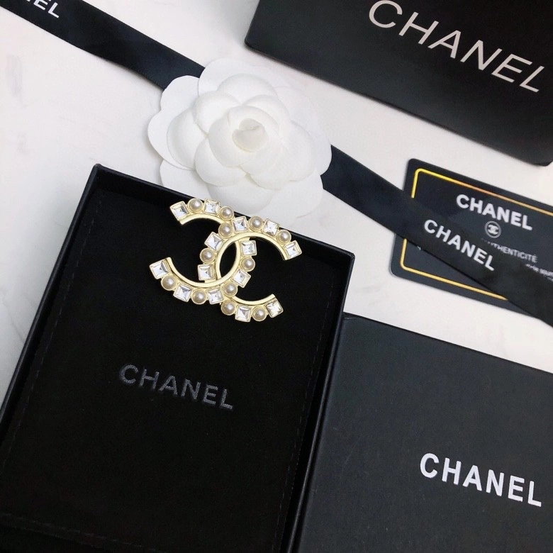 WellDesigned Chxnxl Brooches 292256