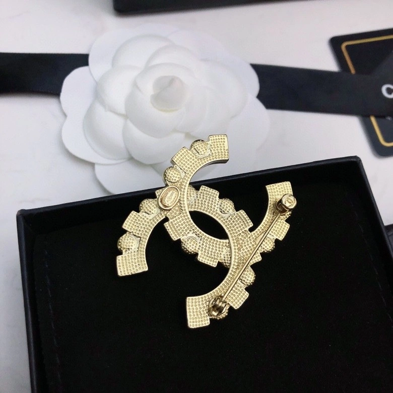 WellDesigned Chxnxl Brooches 292256