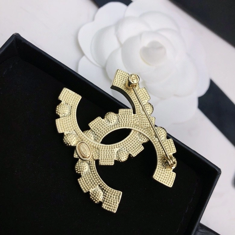 WellDesigned Chxnxl Brooches 292256