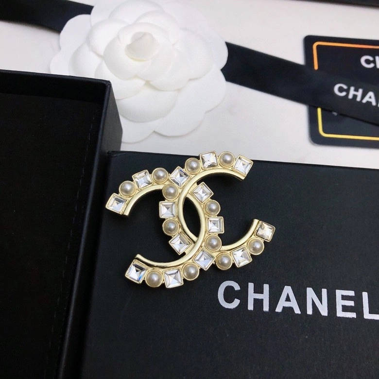 WellDesigned Chxnxl Brooches 292256