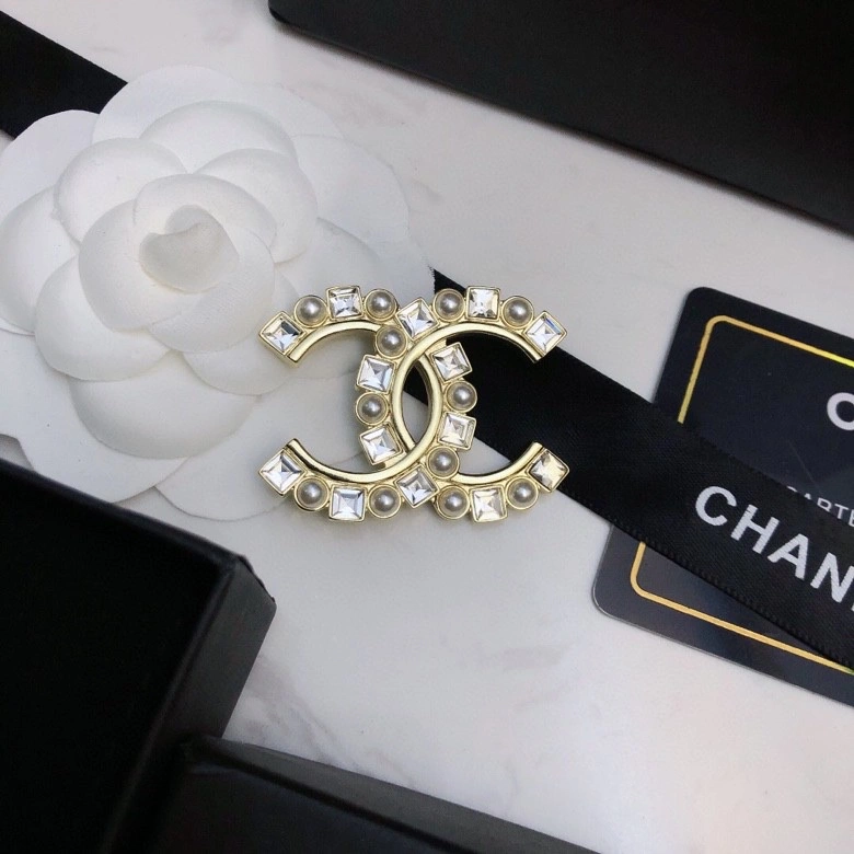 WellDesigned Chxnxl Brooches 292256