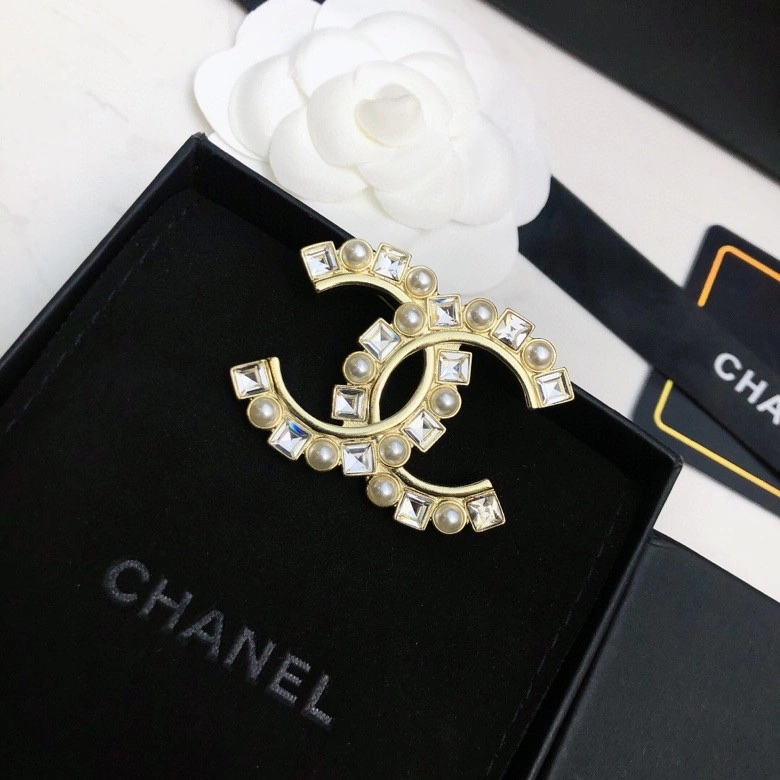 WellDesigned Chxnxl Brooches 292256