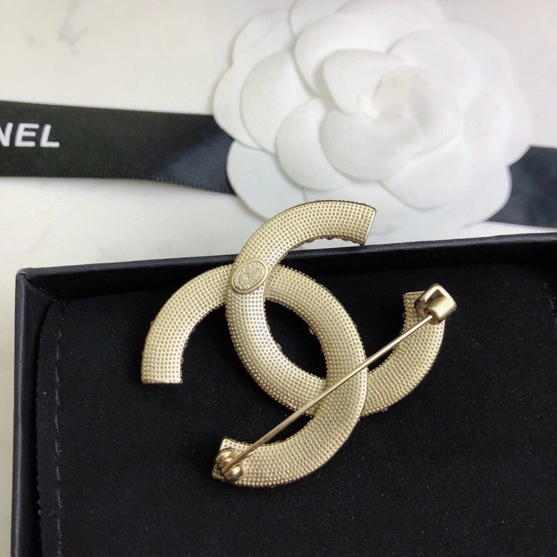 WellDesigned Chxnxl Brooches 292250