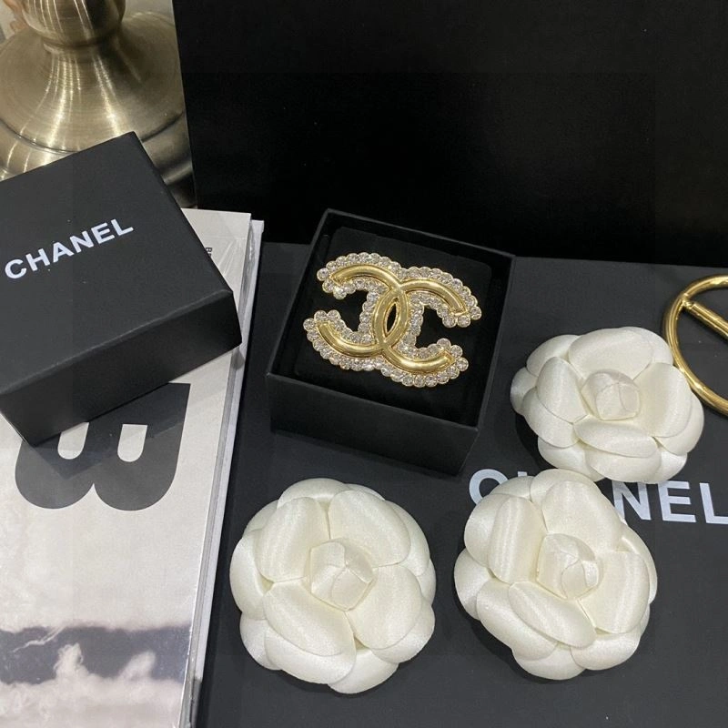 EyeCatching Chxnxl Brooches 292234