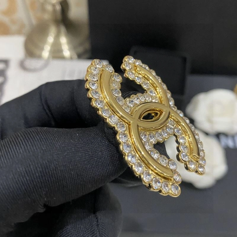 EyeCatching Chxnxl Brooches 292234