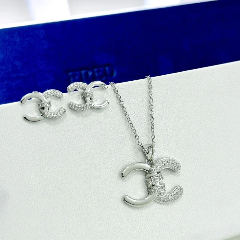 Classic Chxnxl Brooches 292195