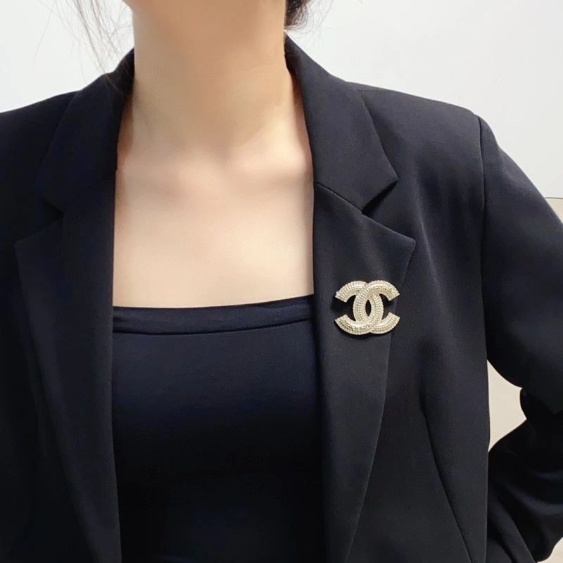 Lightweight Chxnxl Brooches 292158