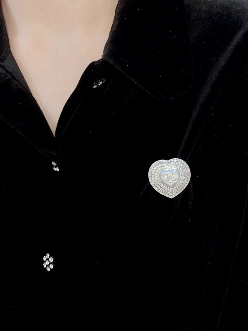 Bold Chxnxl Brooches 292155