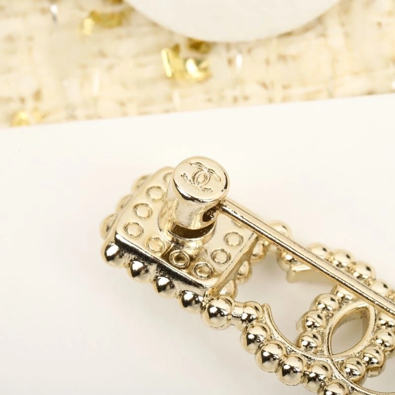 WellDesigned Chxnxl Brooches 292095