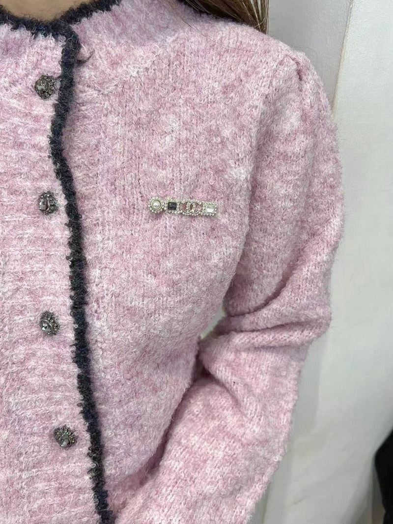 WellDesigned Chxnxl Brooches 292095
