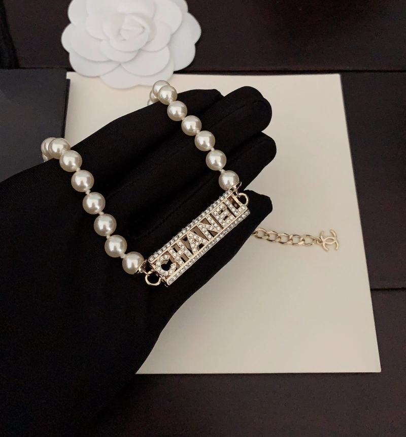 Sleek Chxnxl Necklaces 288339