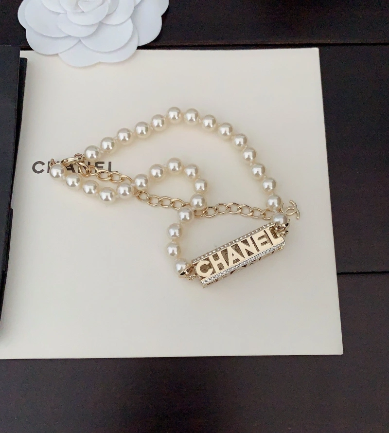 Sleek Chxnxl Necklaces 288339
