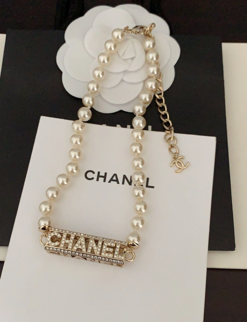Sleek Chxnxl Necklaces 288339