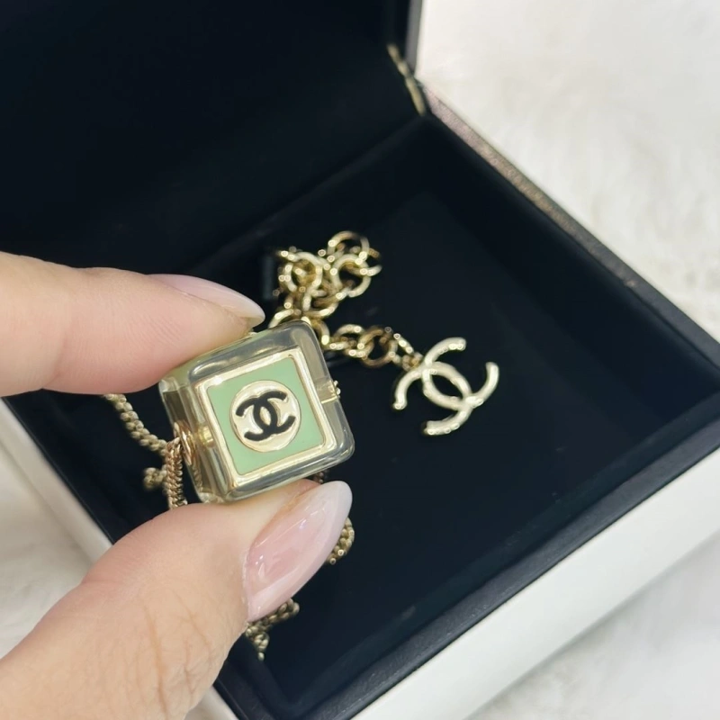 Trendsetting Chxnxl Necklaces 288340