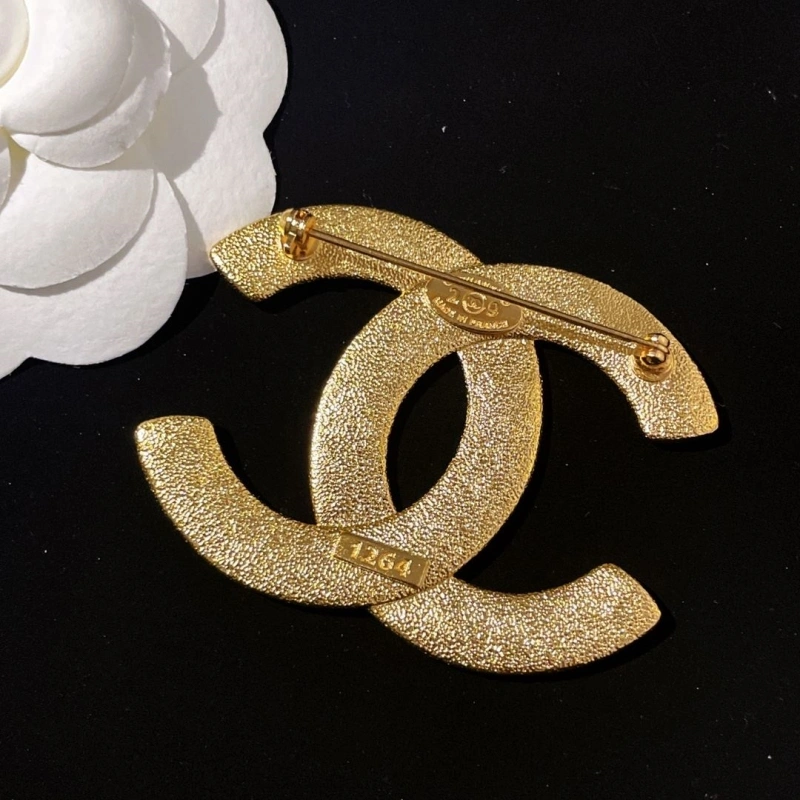 Versatile Chxnxl Brooches 289346