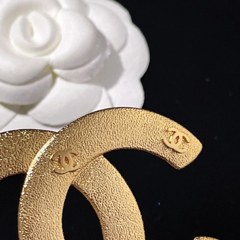 Versatile Chxnxl Brooches 289346