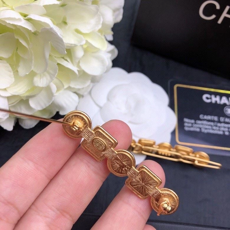 EasyMatch Chxnxl Brooches 289320