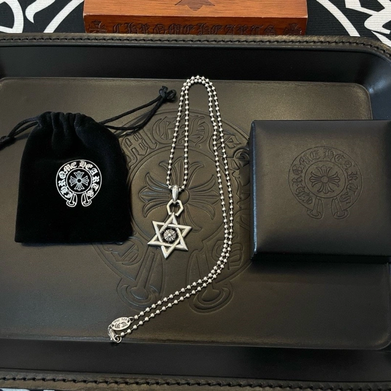 Classic Chrxmx Hxxrts Necklaces 299829