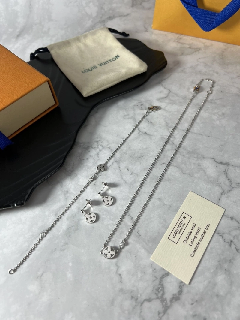 Trendsetting LX Necklaces 310847