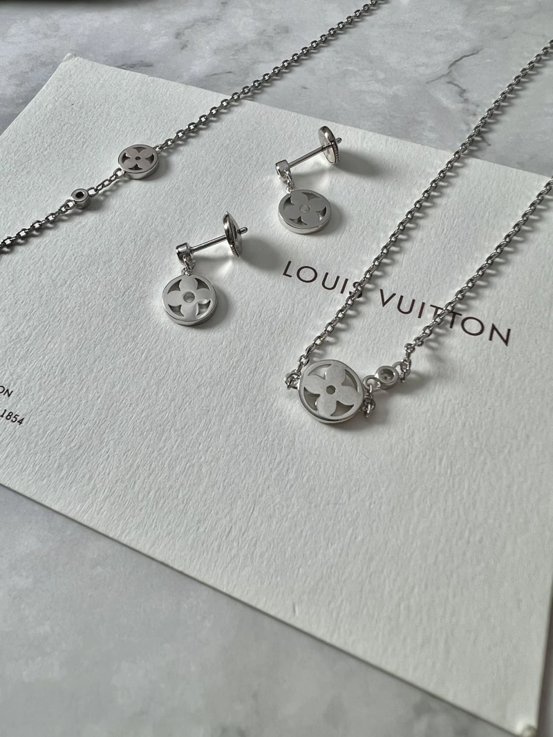 Trendsetting LX Necklaces 310847