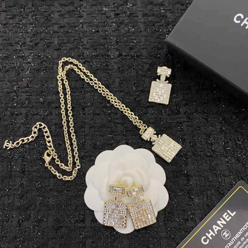 Sleek Chxnxl Necklaces 288262