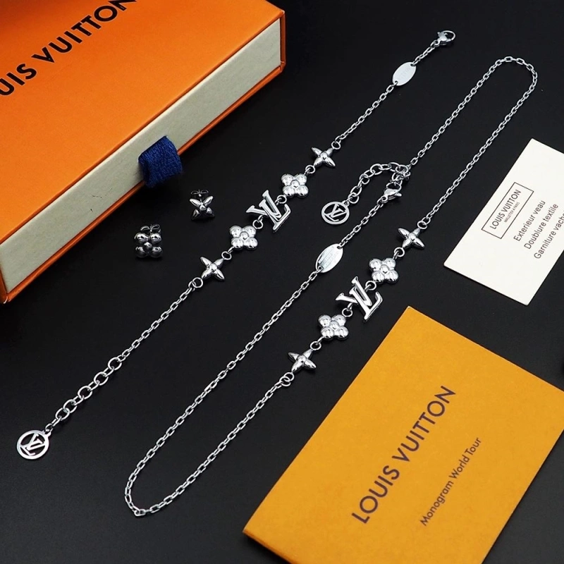 Sophisticated LX Necklaces 310802
