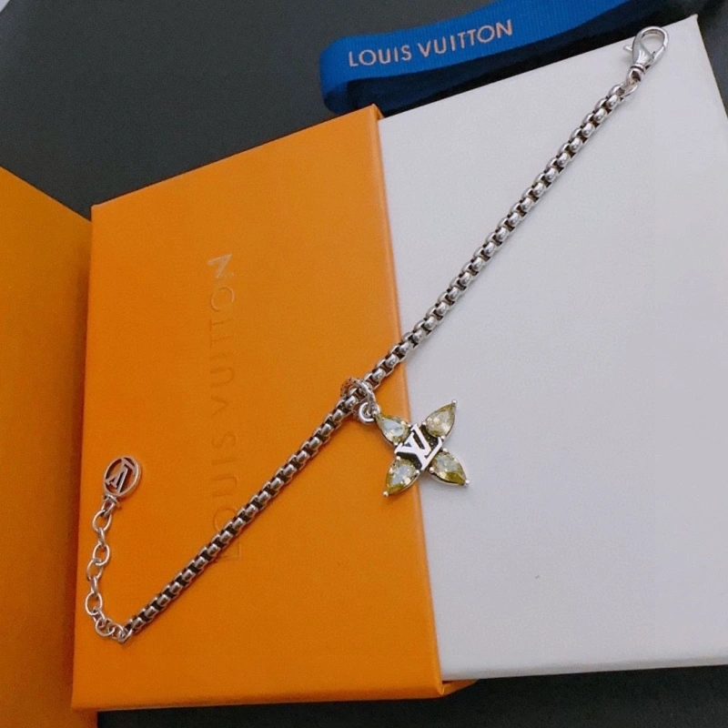 LX Necklaces WellDesigned 310812